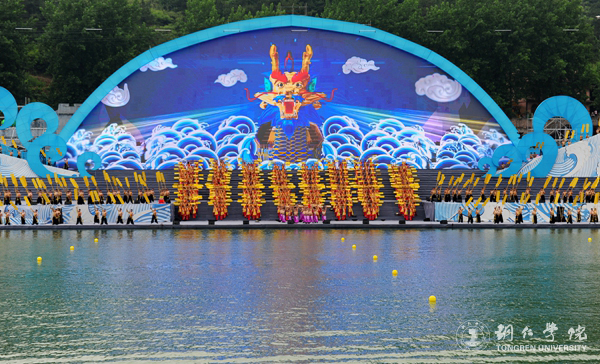 伟德官网2000余名学生在2017年“大明边城杯”龙舟赛开幕式上大放异彩