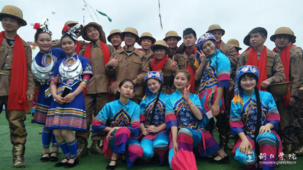 伟德官网583名师生积极为万山风筝节开幕式服务获好评