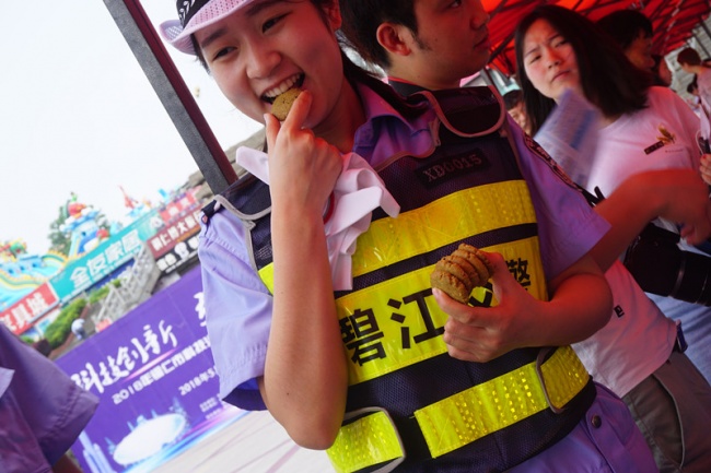 7 女警品尝藤茶酥_副本.jpg