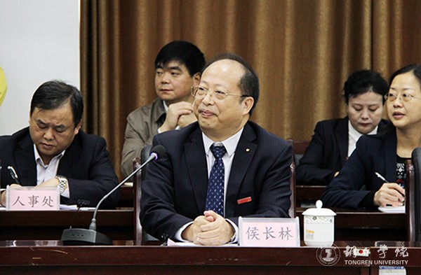 6伟德官网校长侯长林出席汇报会.jpg
