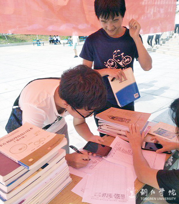 伟德官网图书馆开展2017届毕业生捐书活动