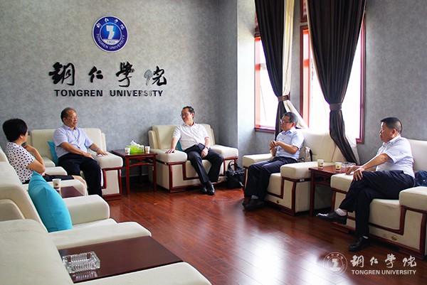 1伟德官网校长侯长林、副校长罗红芳与贵州大学副校长金道超一行进行交流.jpg