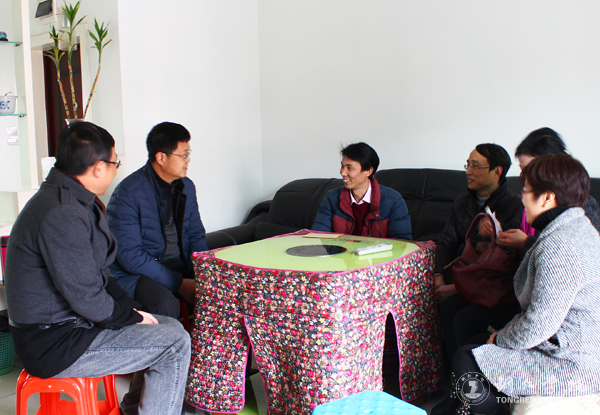 伟德官网纪委书记彭吉黔一行看望患病困难教职工和假期坚守岗位职工