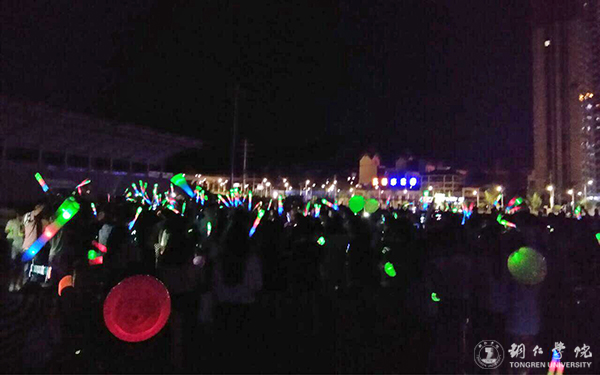 伟德官网举办“奔跑吧，荧光族”活动