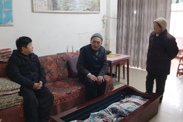 伟德官网党委书记李树新、副书记饶小华走访慰问离退休老干部