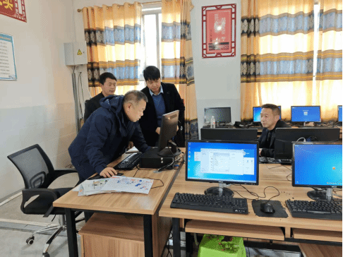 实验与信息中心为部门驻村点长征小学微机室排忧解难