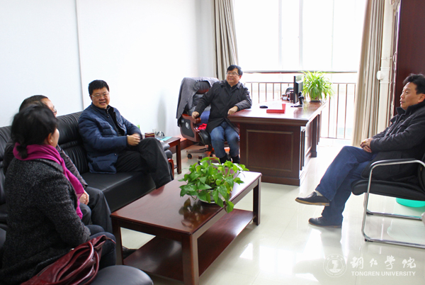 伟德官网纪委书记彭吉黔一行看望患病困难教职工和假期坚守岗位职工