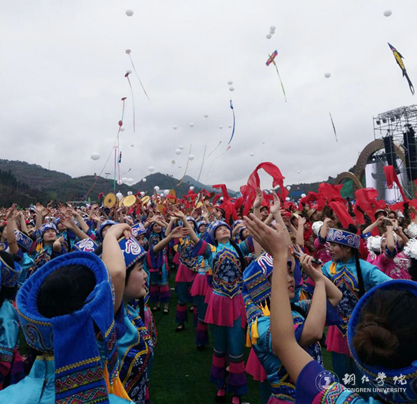 伟德官网583名师生积极为万山风筝节开幕式服务获好评