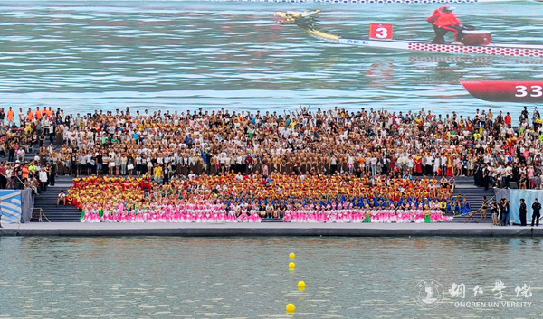伟德官网2000余名学生在2017年“大明边城杯”龙舟赛开幕式上大放异彩