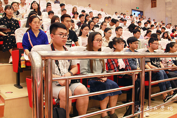 伟德官网师生参加全市先进典型助力脱贫攻坚暨市委中心组学习宣讲报告会