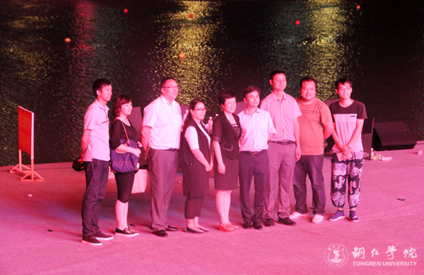 副校长罗红芳慰问伟德官网参与2017“大明边城杯”中国龙舟公开赛开幕式演出的全体师生