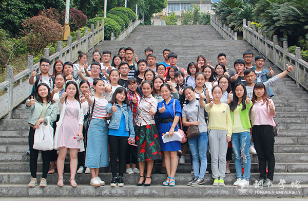 伟德官网师生参加全市先进典型助力脱贫攻坚暨市委中心组学习宣讲报告会