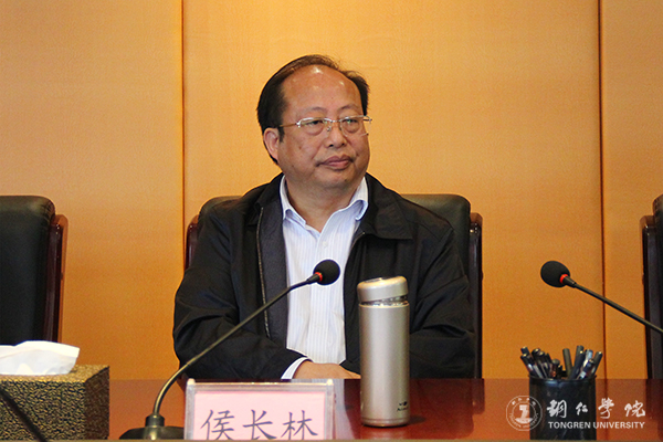 伟德官网与万山区召开合作办学洽谈会