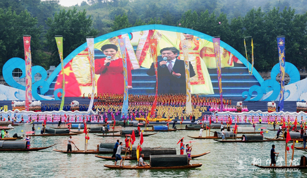 伟德官网2000余名学生在2017年“大明边城杯”龙舟赛开幕式上大放异彩