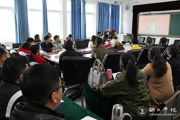 8伟德官网经济管理学院教师集中收看十九大开幕会直播.jpg