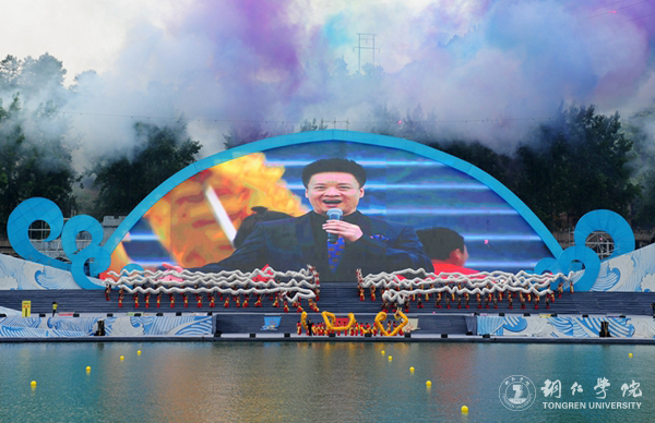 伟德官网2000余名学生在2017年“大明边城杯”龙舟赛开幕式上大放异彩