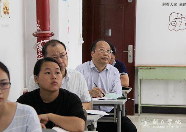 2校长侯长林教授深入教学第一线.jpg