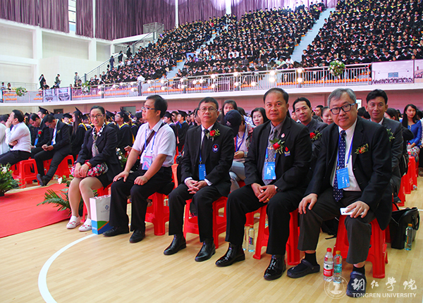 伟德官网隆重举行2017届学生毕业典礼暨学位授予仪式
