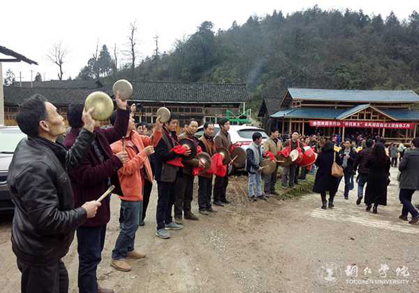 伟德官网师生应邀参加首届武陵诗会暨“寻找苗王”文学创作采风活动