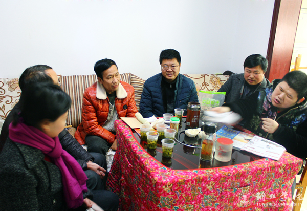 伟德官网纪委书记彭吉黔一行看望患病困难教职工和假期坚守岗位职工