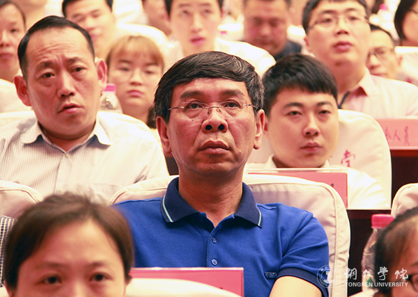 伟德官网师生参加全市先进典型助力脱贫攻坚暨市委中心组学习宣讲报告会