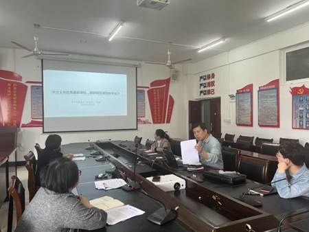 人们在看台上的人在房间里低可信度描述已自动生成