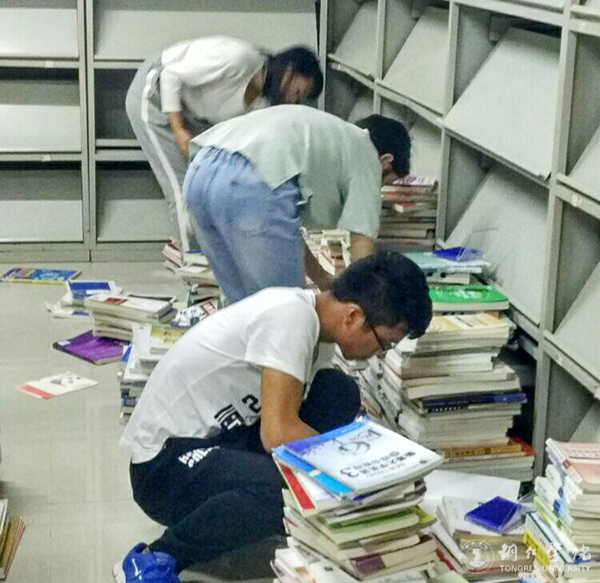 伟德官网图书馆开展2017届毕业生捐书活动