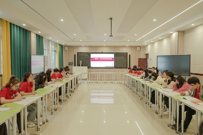 伟德官网召开就业领航宣讲会