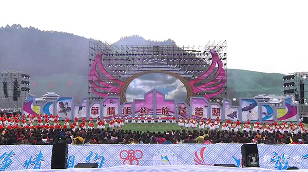 伟德官网583名师生积极为万山风筝节开幕式服务获好评