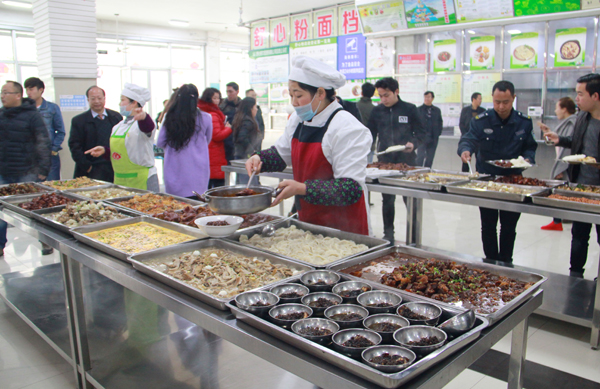 校长侯长林与留学生共迎新春