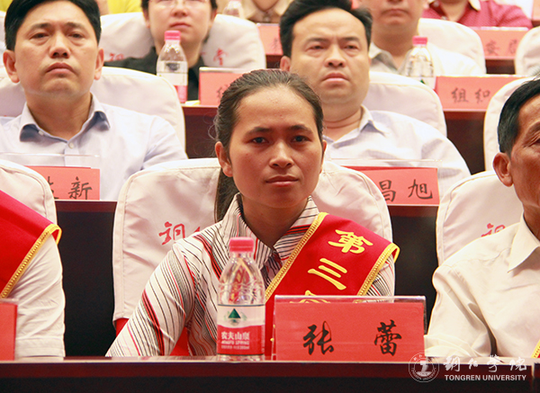 伟德官网师生参加全市先进典型助力脱贫攻坚暨市委中心组学习宣讲报告会