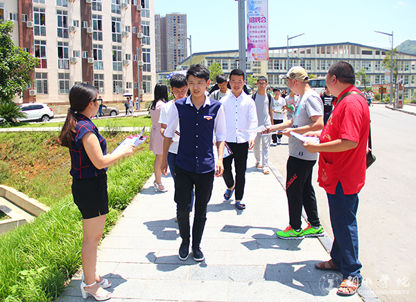 伟德官网开展纪念“6·9国际档案日”宣传活动