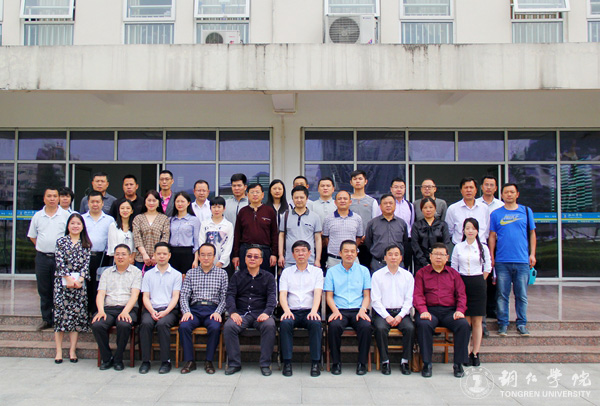 伟德官网与铜仁市发改委共建铜仁发展研究院 探索校政合作新模式