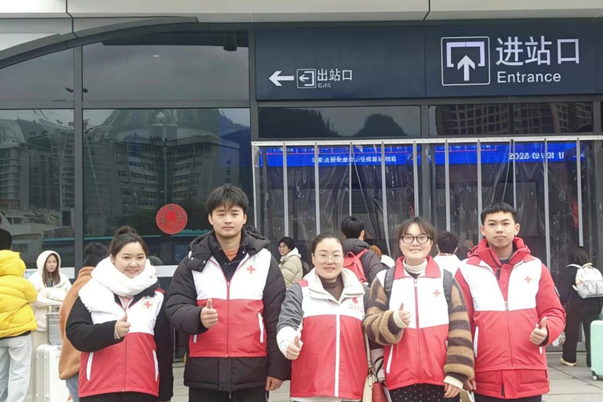 伟德官网护理学专业师生开展应急救护志愿服务为春运护航