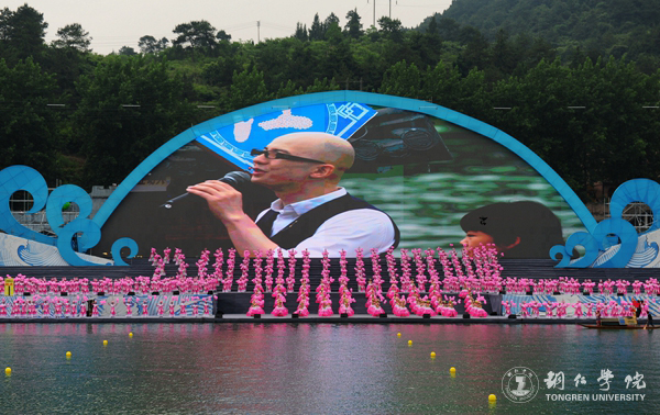 伟德官网2000余名学生在2017年“大明边城杯”龙舟赛开幕式上大放异彩