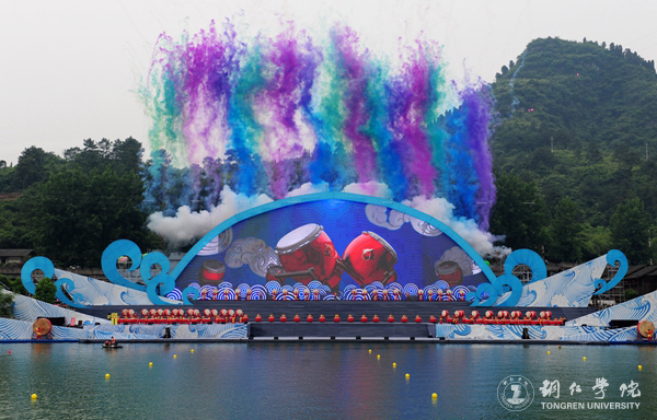 伟德官网2000余名学生在2017年“大明边城杯”龙舟赛开幕式上大放异彩