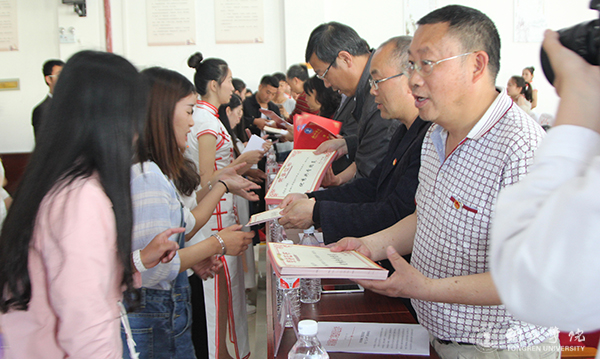 伟德官网召开纪念建团95周年暨“五四”运动98周年表彰大会