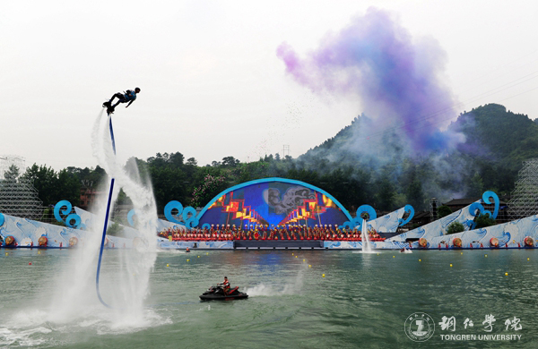 伟德官网2000余名学生在2017年“大明边城杯”龙舟赛开幕式上大放异彩