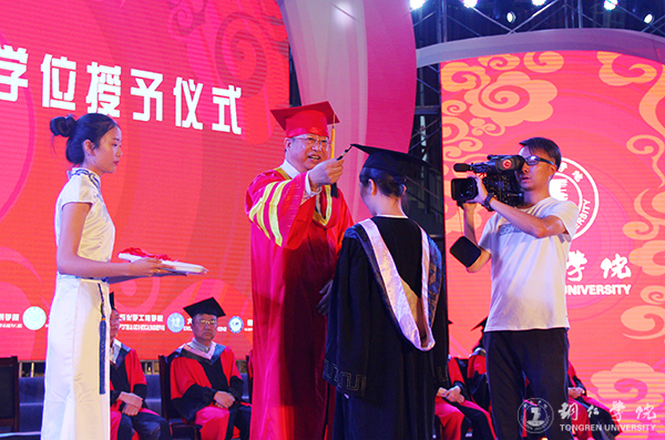 伟德官网隆重举行2017届学生毕业典礼暨学位授予仪式