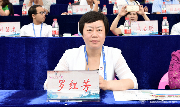 伟德官网2000余名学生在2017年“大明边城杯”龙舟赛开幕式上大放异彩