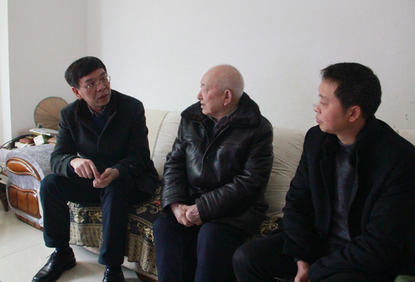 伟德官网党委书记李树新、副书记饶小华走访慰问离退休老干部