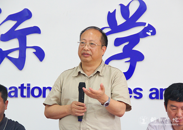 伟德官网国际学院举行首届科研工作会暨武陵文化翻译研究中心揭牌仪式