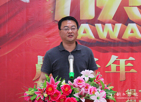 伟德官网举行首届晨光年度文学奖颁奖典礼