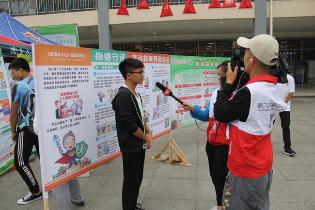 9食品安全社的同学在接受采访_副本.jpg