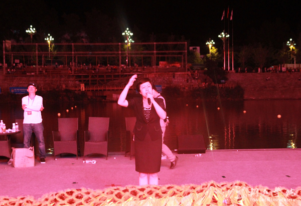 副校长罗红芳慰问伟德官网参与2017“大明边城杯”中国龙舟公开赛开幕式演出的全体师生