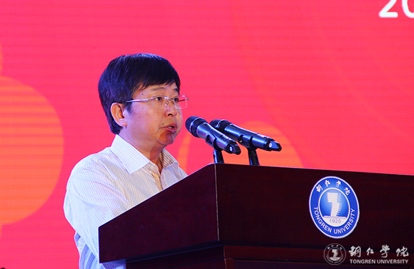 伟德官网隆重举行2017届学生毕业典礼暨学位授予仪式