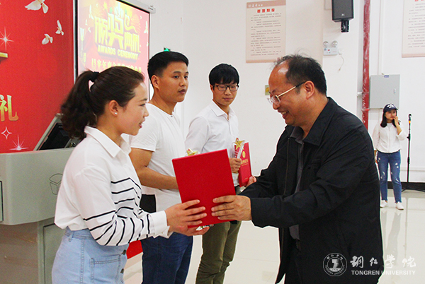 伟德官网举行首届晨光年度文学奖颁奖典礼