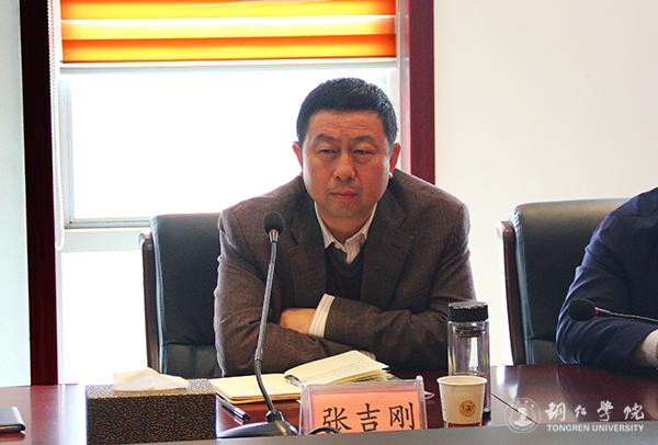 伟德官网与万山区召开合作办学洽谈会