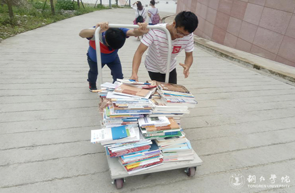 伟德官网图书馆开展2017届毕业生捐书活动