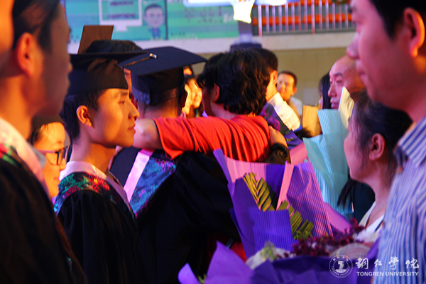 伟德官网隆重举行2017届学生毕业典礼暨学位授予仪式